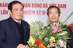 Chủ tịch VFF Nguyễn Trọng Hỷ (trái) chúc mừng tân Tổng thư ký VFF Ngô Lê Bằng. (Nguồn: bongdaplus.vn)