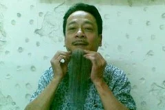 Nghệ sỹ Hoàng Dũng đang thử râu cho vai diễn (Ảnh: Nguyễn Anh/ Vietnam+)