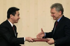 Ngoại trưởng Nhật Bản Seiji Maehara và Bộ trưởng Công Thương Nga Viktor Khristenko tại Mátxơva ngày 11/2. (Nguồn: Reuters)