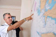 Một giới chức hàng hải Pháp chỉ vị trí tàu gặp nạn trên bản đồ. (Nguồn: Getty images)