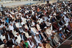 Người Hồi giáo Libya cầu nguyện trong lễ Eid al-Adha ở Benghazi. (Ảnh: AFP/TTXVN)