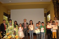 Các cháu được khen thưởng tại cuộc họp mặt. (Ảnh: Thanh Hải/Vietnam+)