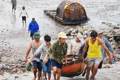 Khẩn trương đưa phương tiện lên bờ an toàn tại xã Hải Lộc, huyện Hậu Lộc, Thanh Hóa. (Ảnh minh họa. Trọng Đạt/TTXVN)