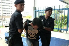 Cảnh sát Kuching đang đưa tên trộm về đồn. (Nguồn: The Borneo Post)