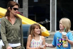 Cindy Crawford và hai con. (Ảnh: TT&VH)