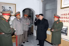 Ông Kim Jong Un (áo đen) tới thị sát Sư đoàn xe tăng Seoul Ryu Kyong Su 105 của quân đội. (Ảnh: AFP/TTXVN)