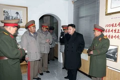 Ông Kim Jong Un (áo đen) tới thị sát Sư đoàn xe tăng Seoul Ryu Kyong Su 105 của quân đội. (Ảnh: AFP/TTXVN)