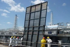 Tấm bảo vệ bằng thép lớn được dựng chắn một cửa cống nhằm chặn sự rò rỉ nước phóng xạ tại nhà máy Fukushima số 1. (Ảnh: AFP/TTXVN)