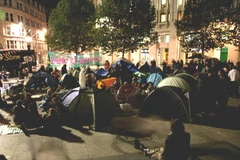 Người biểu tình thức trắng đêm ở khu Tài chính London. (Ảnh: Vũ Hội-Lê Dương/Vietnam+)