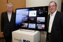 Hai đại diện của Sony và Intel tại buổi thông báo về Google TV. (Nguồn: AP)