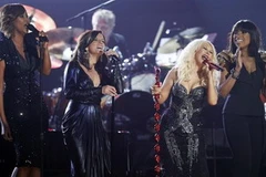 Từ trái qua: Yolanda Adams, Martina McBride, Christina Aguilera và Jennifer Hudson thể hiện bài hát mờ màn lễ trao giải. (Nguồn: Reuters)