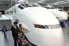 Một gia đình Nhật Bản đang ngắm kiệt tác của công nghệ tàu Shinkansen tại Công viên đường sắ và SCMaglev ở Nagoya ngày 1/3. (Nguồn: Kyodo)