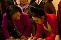 Khán giả xin chữ ký của diễn viên đóng vai Thị Màu cuối buổi diễn. (Ảnh: Hà-Tuyên/Vietnam+)