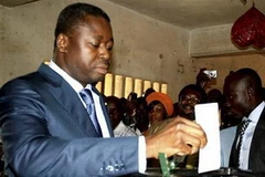 Tổng thống Gnassingbe bỏ phiếu tại Lome. (Nguồn: Reuters)