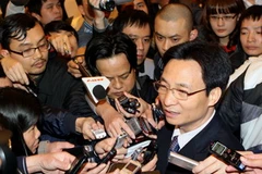 Bộ trưởng, Chủ nhiệm Văn phòng Chính phủ Vũ Đức Đam trả lời báo chí. (Ảnh: Dương Giang/TTXVN)