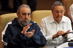 Ông Fidel Castro (trái) và Chủ tịch Raul Castro, Bí thư thứ nhất Trung ương Đảng Cộng sản Cuba tại lễ bế mạc đại hội. (Ảnh: THX/TTXVN)