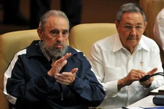 Ông Fidel Castro (trái) và Chủ tịch Raul Castro, Bí thư thứ nhất Trung ương Đảng Cộng sản Cuba tại lễ bế mạc đại hội. (Ảnh: THX/TTXVN)