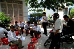 Nhiều người dân đến trước công ty đòi lại tiền. (Ảnh: Duy Hưng/Vietnam+) 