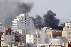 Khói bốc lên từ khu phố ở thủ đô Sanaa sau các vụ xung đột. (Ảnh minh họa. THX/TTXVN)