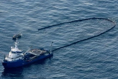 Ngăn chặn vết dầu loang trên mặt biển ở Vịnh Mexico. (Ảnh: AFP/TTXVN)