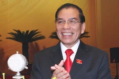 Tổng Bí thư Nông Đức Mạnh đọc báo cáo của Ban Chấp hành Trung ương Đảng khóa X về các văn kiện trình Đại hội XI. (Ảnh: TTXVN)