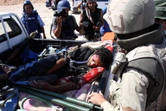 Binh sỹ lực lượng của chính phủ lâm thời Libya bị thương trong vụ tấn công vào Bani Walid ngày 18/9. (Ảnh: AFP/TTXVN)