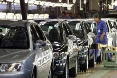 Công nhân làm việc trong một nhà máy của Proton. (Nguồn: Reuters)