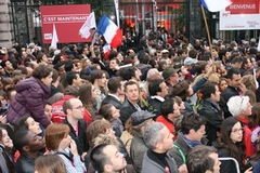 Ăn mừng chiến thắng của ông François Hollande. (Ảnh: Nguyễn Tuyên/Vietnam+)