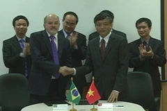 Đại diện Việt Nam và Brazil ký chương trình hành động. (Ảnh: Quang Sơn/Vietnam+)