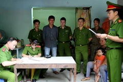 Cơ quan Cảnh sát điều tra-Công an tỉnh Hà Giang đọc lệnh bắt tạm giam hai tháng đối với đối tượng Hương. (Ảnh: Minh Tâm/TTXVN)