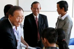 Tổng thư ký Ban Ki-Moon và Phó Thủ tướng Trương Vĩnh Trọng thăm cơ sở điều trị Methadone, huyện Từ Liêm, Hà Nội. (Ảnh: Dương Ngọc/TTXVN)