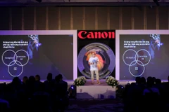 Nhiếp ảnh gia thời trang Thái Phạm đang chia sẻ việc chụp hình bằng sản phẩm EOS R. (Ảnh: Minh Sơn/Vietnam+)