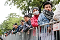 Sáng 13/12 tại trụ sở của VFF, hàng dài người hâm mộ đã xếp hàng từ rất sớm để chờ đến lượt nhận vé đã đặt mua online trận chung kết Việt Nam - Malaysia. (Ảnh: Minh Sơn/Vietnam+)