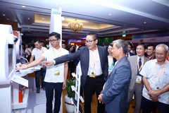 Lãnh đạo VNG giới thiệu công nghệ mới với Thứ trưởng Nguyễn Thành Hưng (phải). (Nguồn: CTV/Vietnam+)