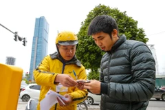 Sáng 13/12, Bưu điện Việt Nam (VNPost) sẽ bắt đầu chuyển phát vé trận chung kết lượt về AFF Cup 2018 giữa Việt Nam và Maylaysia tới tận địa chỉ người hâm mộ tại 12 quận nội thành của Thành phố Hà Nội. (Ảnh: Minh Sơn/Vietnam+)