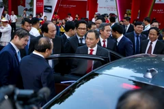 Chủ tịch VinGroup giới thiệu xe hơi VinFast với Thủ tướng Chính phủ