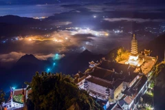 Ánh sáng đèn điện, dấu hiệu vĩnh cửu của văn minh thắp sáng trên đỉnh Fansipan (Ảnh: PV/Vietnam+) 