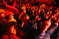 Từ cuối giờ chiều 11/12, hàng trăm cổ động viên đã đổ dồn về sân vận động Hàng Đẫy, nơi đặt màn hình led rộng 45m2 trình chiếu trận chung kết lượt đi giữa tuyển Việt Nam và Malaysia. (Ảnh: Minh Sơn/Vietnam+)