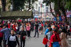 Gần 1.000 người đã được huy động để kiểm soát an ninh trước khu vực sân vận động Hàng Đẫy (Hà Nội) trước giờ bóng lăn ở trận Việt Nam - Campuchia. (Ảnh: Minh Sơn/Vietnam+)