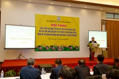 Ông Đỗ Quý Vũ, phó viện trưởng Viện Chiến lược Thông tin và Truyền thông trình bày kết quả nghiên cứu. (Ảnh: Minh Sơn/Vietnam+)