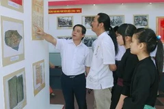 Khách tham quan triển lãm. (Ảnh: Minh Hải/TTXVN)