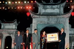 Phó Thủ tướng Nguyễn Thiện Nhân trao Bằng Di tích quốc gia đặc biệt Khu di tích Cổ Loa. (Nguồn: Hà Nội mới)