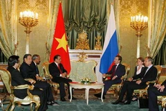 Tổng Bí thư Nông Đức Mạnh hội đàm hẹp với Tổng thống Liên bang Nga. (Ảnh: Đinh Xuân Tuân/TTXVN).