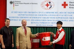 Đại sứ Đức tại Việt Nam trao tượng trưng số tiền và hàng cứu trợ cho Hội Chữ thập đỏ Việt Nam. (Ảnh: Dương Ngọc/TTXVN).