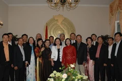 Đoàn chụp ảnh lưu niệm tại Đại sứ quán Việt Nam tại Đức. (Ảnh: Thanh Hải/Vietnam+)