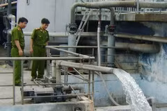 Cảnh sát môi trường kiểm tra bể của Công ty Tung Kuang. (Ảnh: Trần Tiến Duẩn/Vietnam+)
