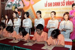 Lễ ghi danh sổ vàng của thủ khoa xuất sắc trên địa bàn Hà Nội. (Ảnh: Đình Trân/TTXVN).