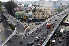Thông xe cầu vượt bằng thép nút giao thông vòng xoay Cây Gõ. (Ảnh: Hoàng Hải/Vietnam+)