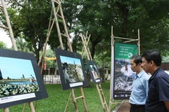 Người dân Thủ đô đến xem triển lãm. (Ảnh: Phương Hoa/TTXVN). 