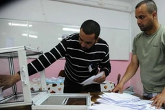 Tiến hành kiểm phiếu bầu cử Quốc hội ở Algeria. (Nguồn: Internet)